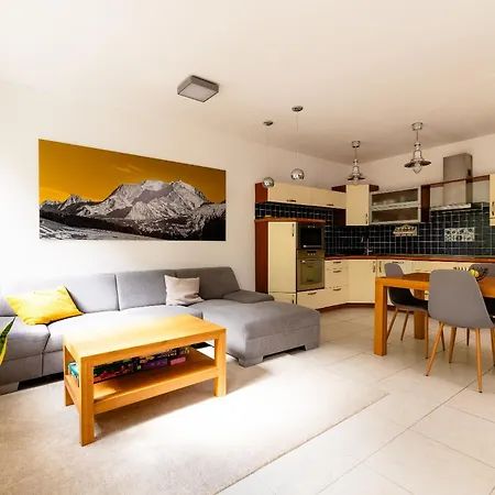 Apartman Spacious With Balcony - Private Garage Parking