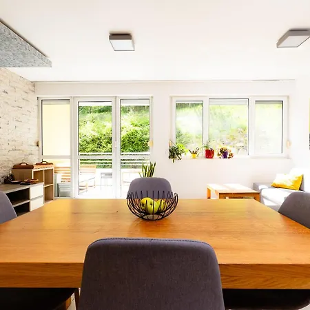 Apartman Spacious With Balcony - Private Garage Parking