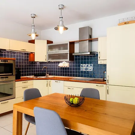 Spacious With Balcony - Private Garage Parking Apartman Pozsony