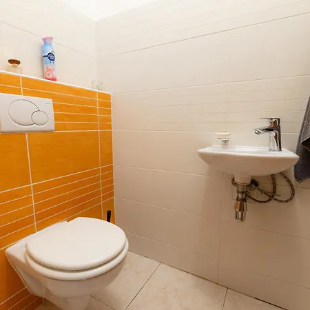 Apartman Spacious With Balcony - Private Garage Parking *
