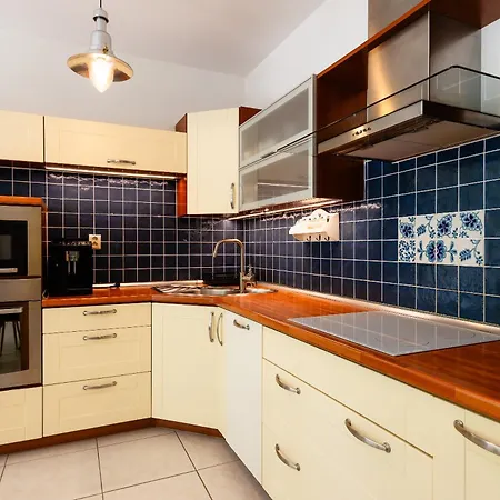 Spacious With Balcony - Private Garage Parking Apartment Bratislava